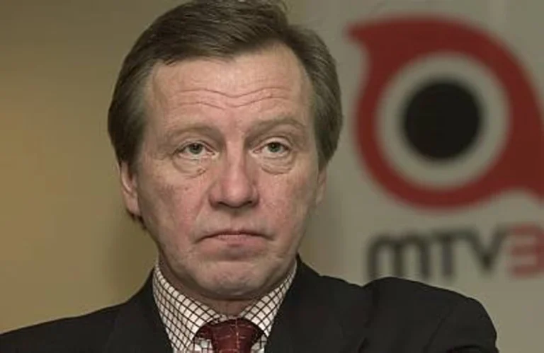 Pekka Karhuvaara – suomalaisen median vaikuttaja ja pitkäaikainen johtaja